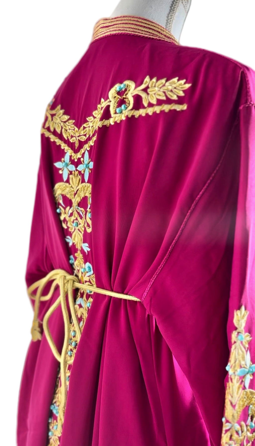 Caftan royal “Soraya” – Fuchsia, broderies or & accents turquoise