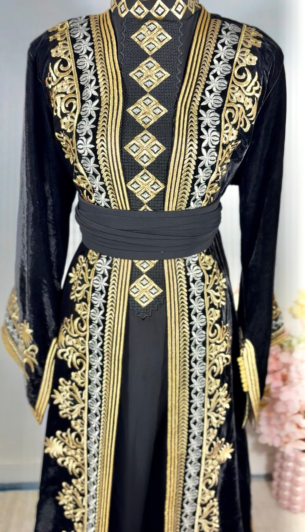 Takchita royal “Malika” – Velours noir, broderies or & argent
