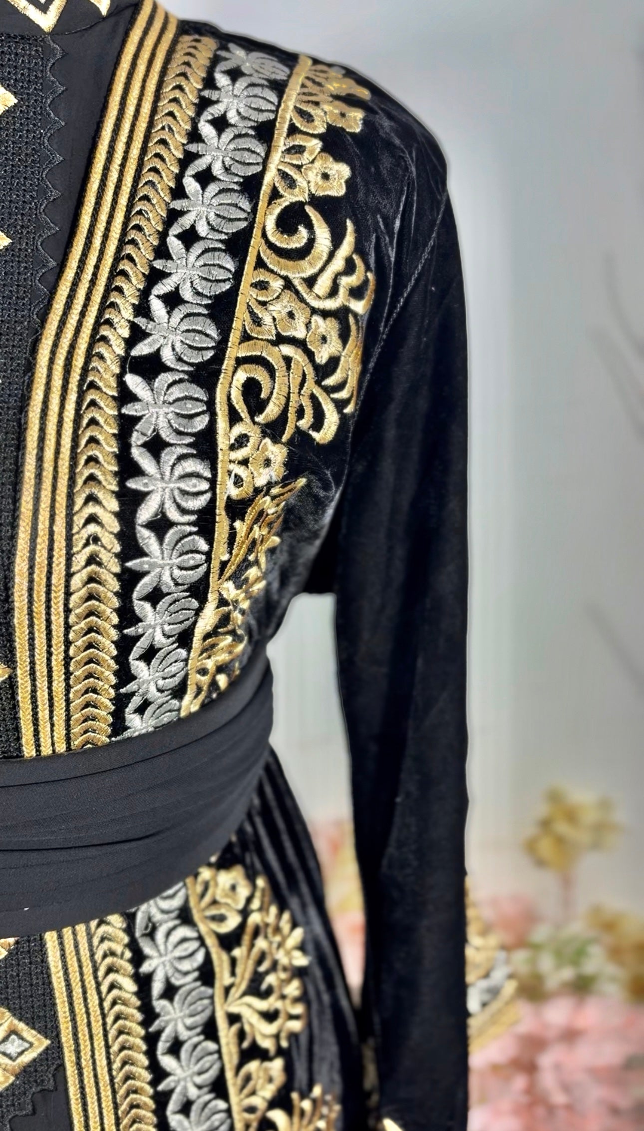 Takchita royal “Malika” – Velours noir, broderies or & argent