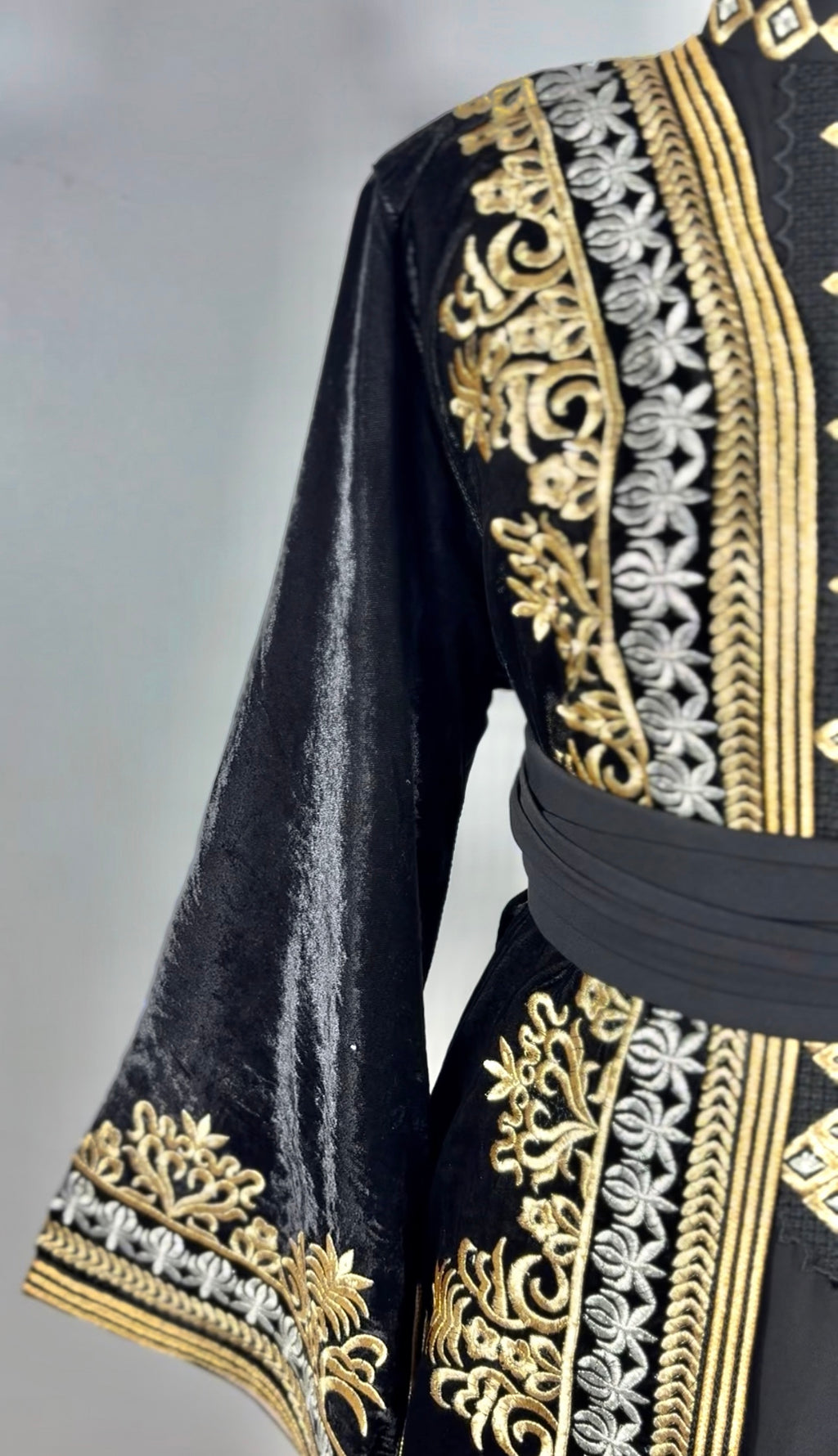 Takchita royal “Malika” – Velours noir, broderies or & argent