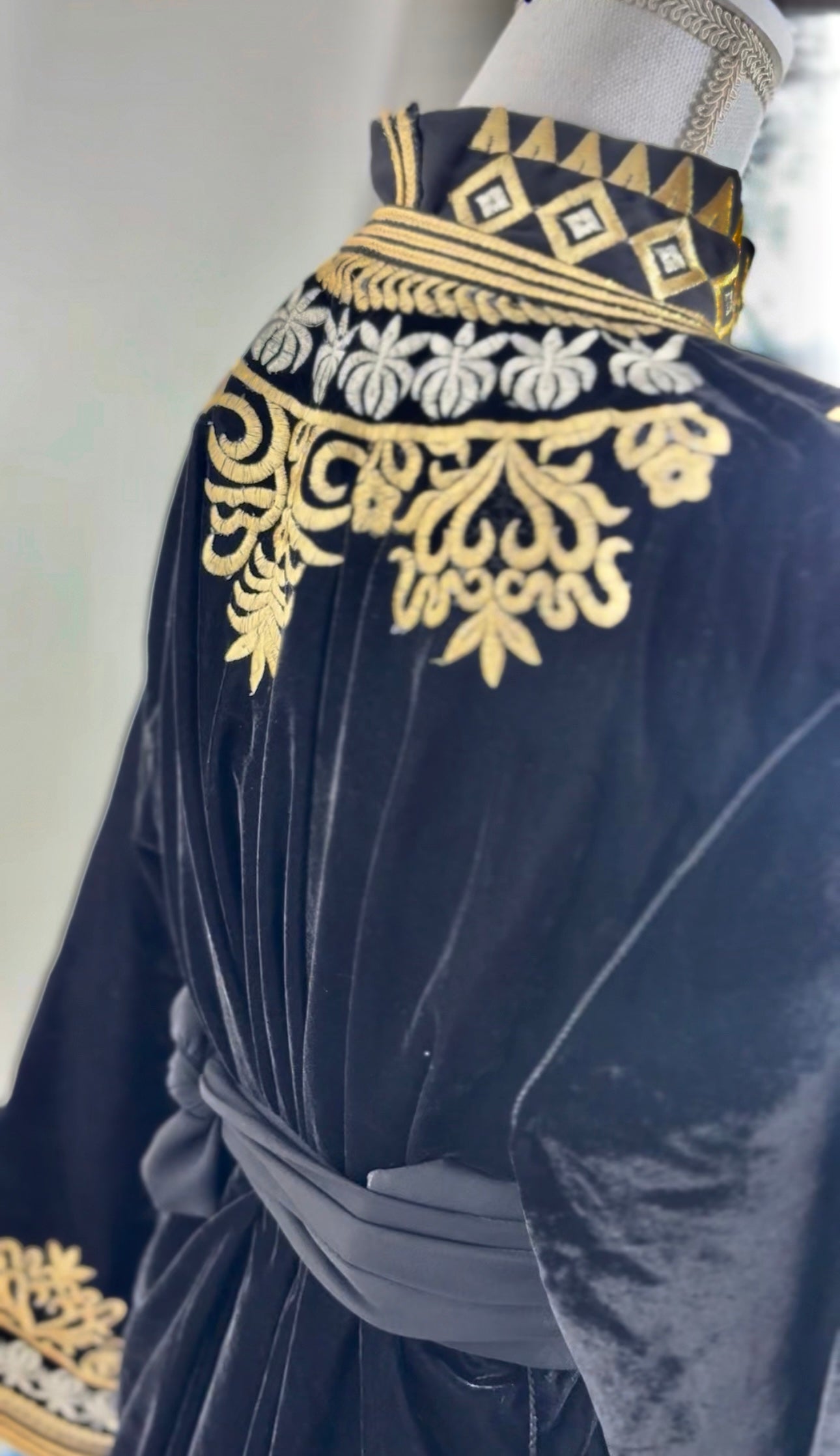 Takchita royal “Malika” – Velours noir, broderies or & argent