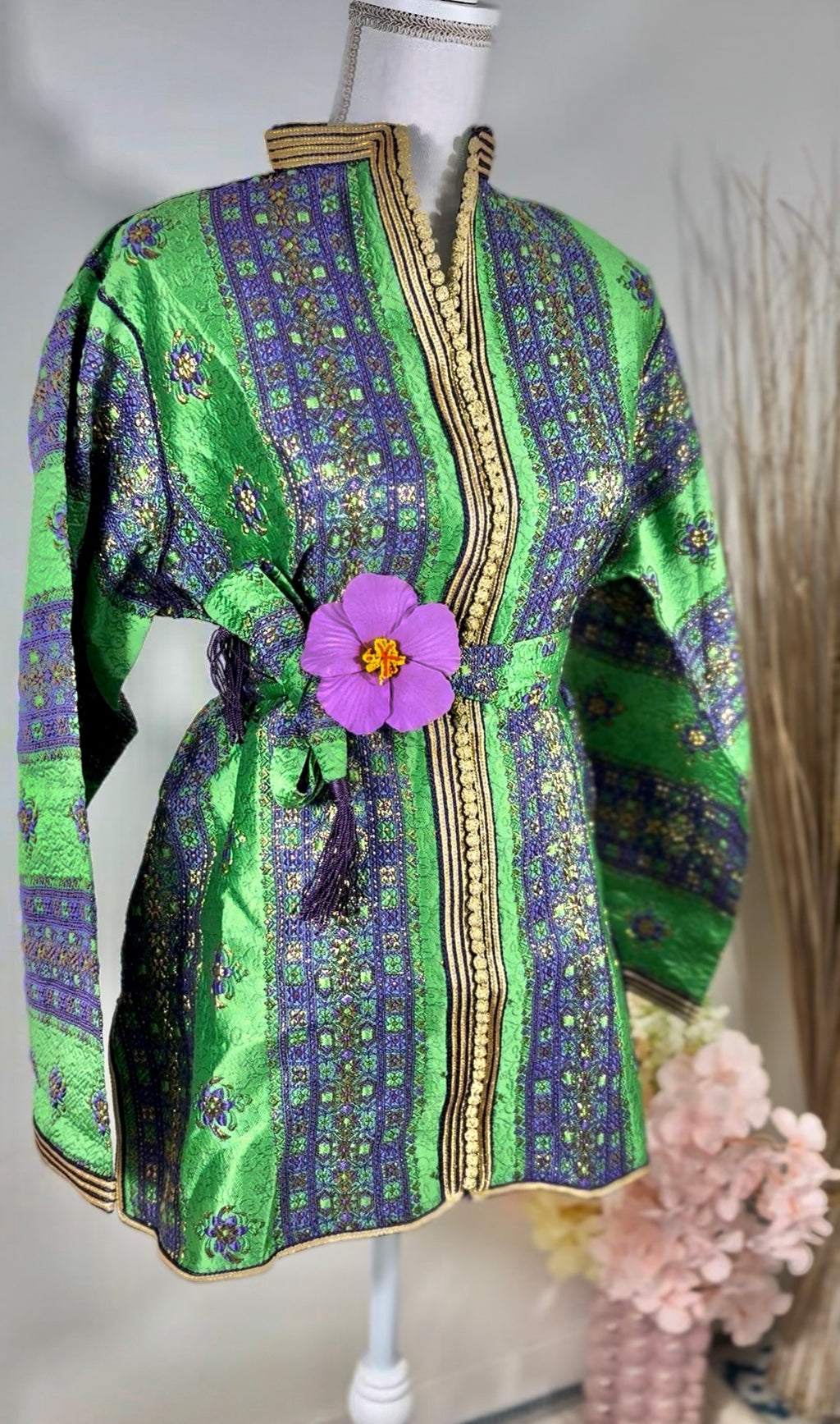 Tunique caftan “Nahla” – Brocart vert émeraude, motifs violet & or