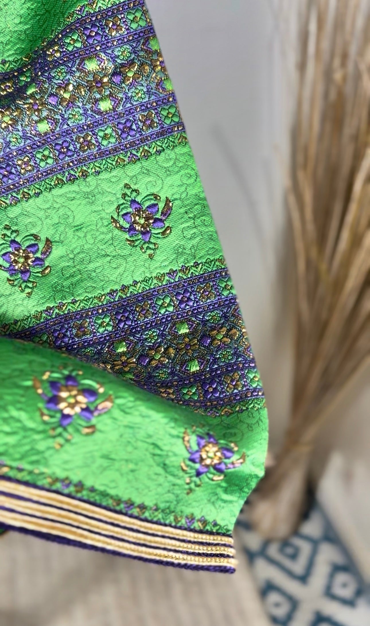 Tunique caftan “Nahla” – Brocart vert émeraude, motifs violet & or