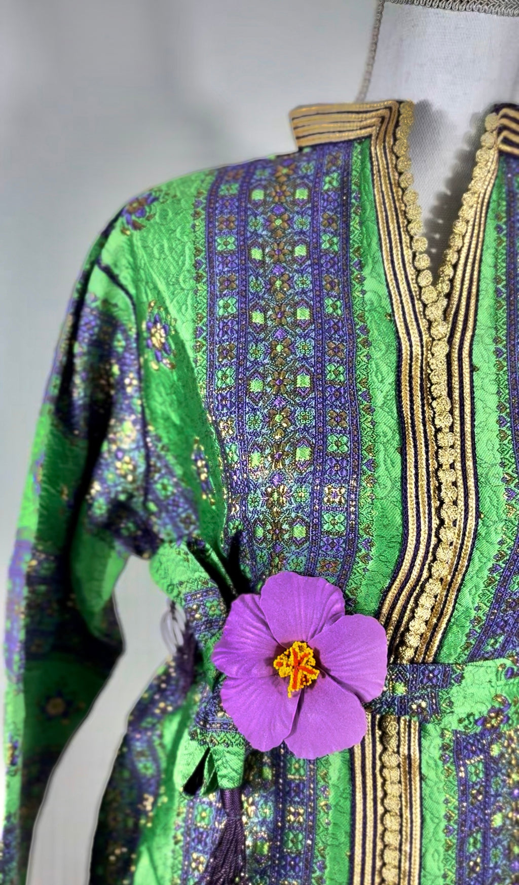 Tunique caftan “Nahla” – Brocart vert émeraude, motifs violet & or