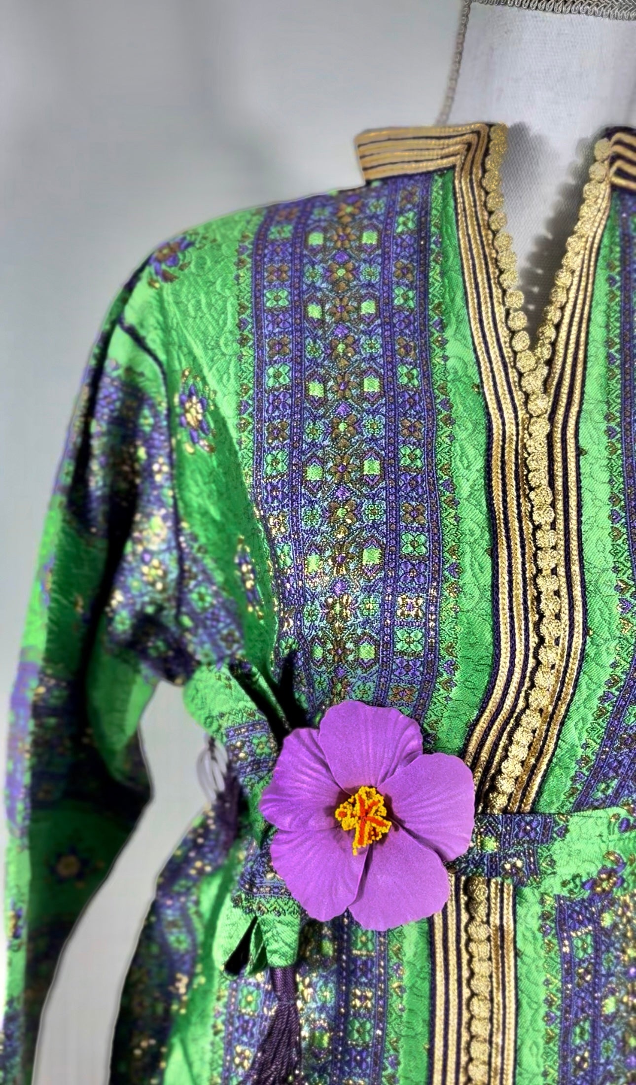 Tunique caftan “Nahla” – Brocart vert émeraude, motifs violet & or