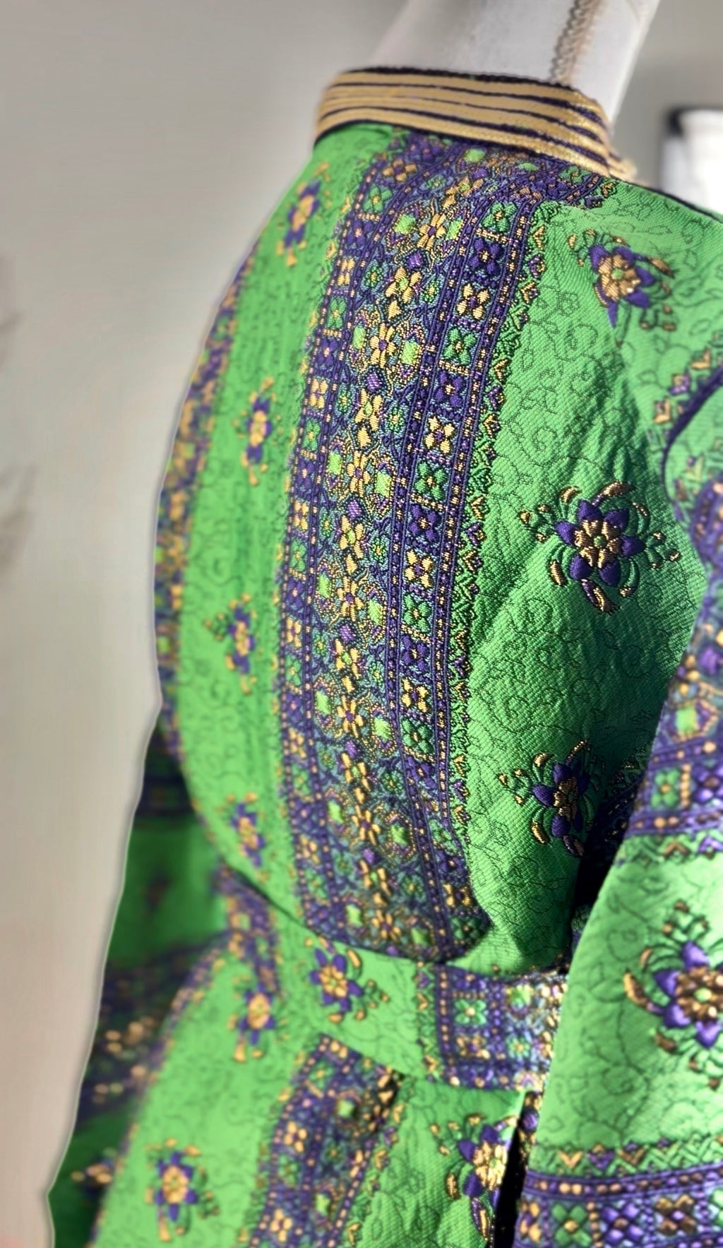 Tunique caftan “Nahla” – Brocart vert émeraude, motifs violet & or