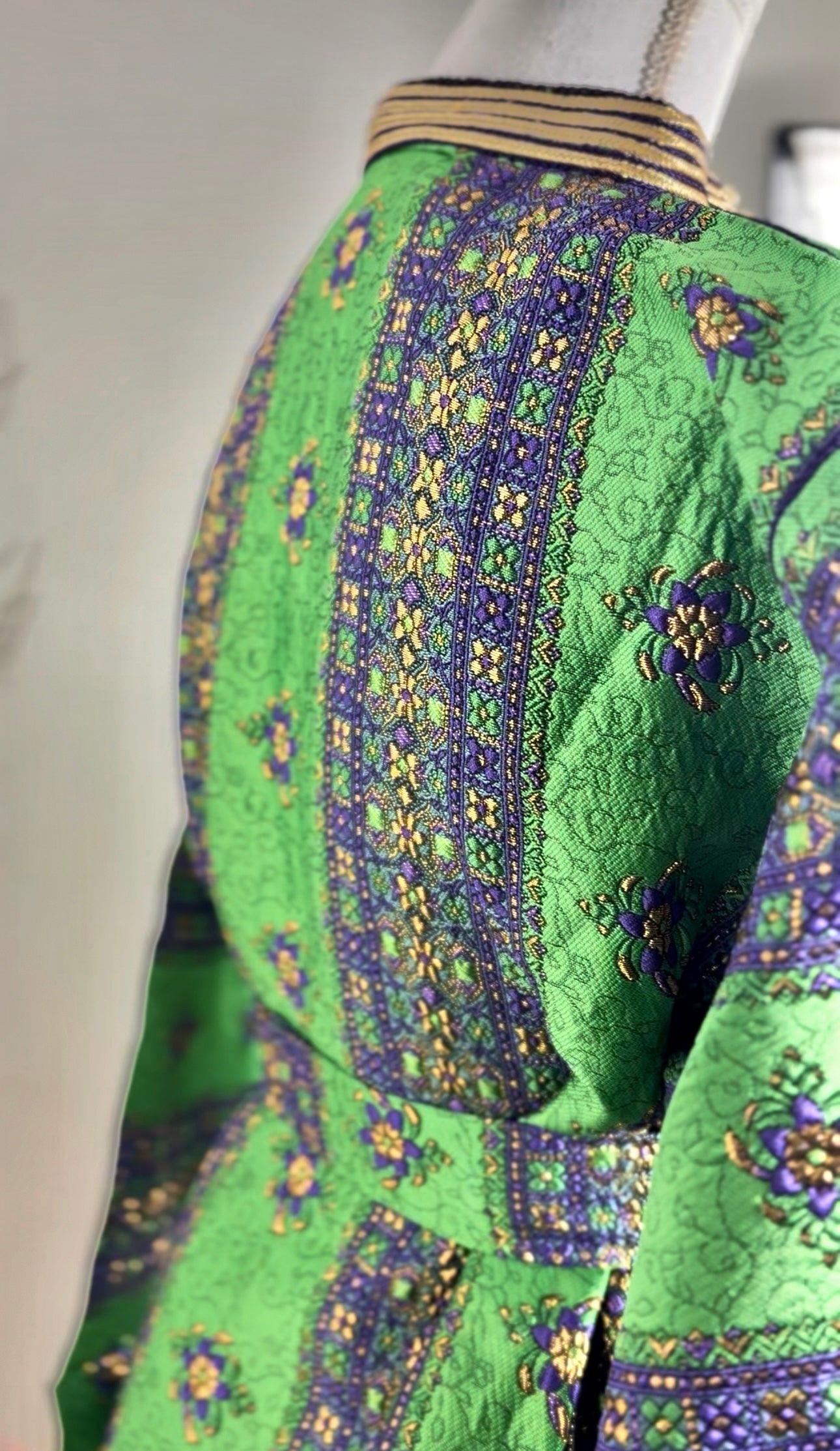 Tunique caftan “Nahla” – Brocart vert émeraude, motifs violet & or