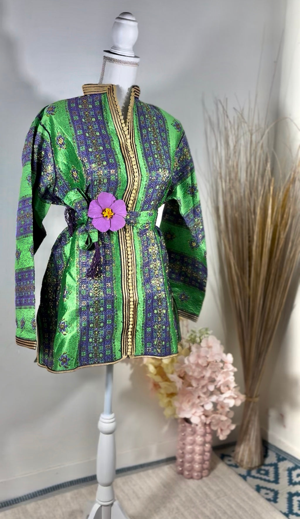 Tunique caftan “Nahla” – Brocart vert émeraude, motifs violet & or