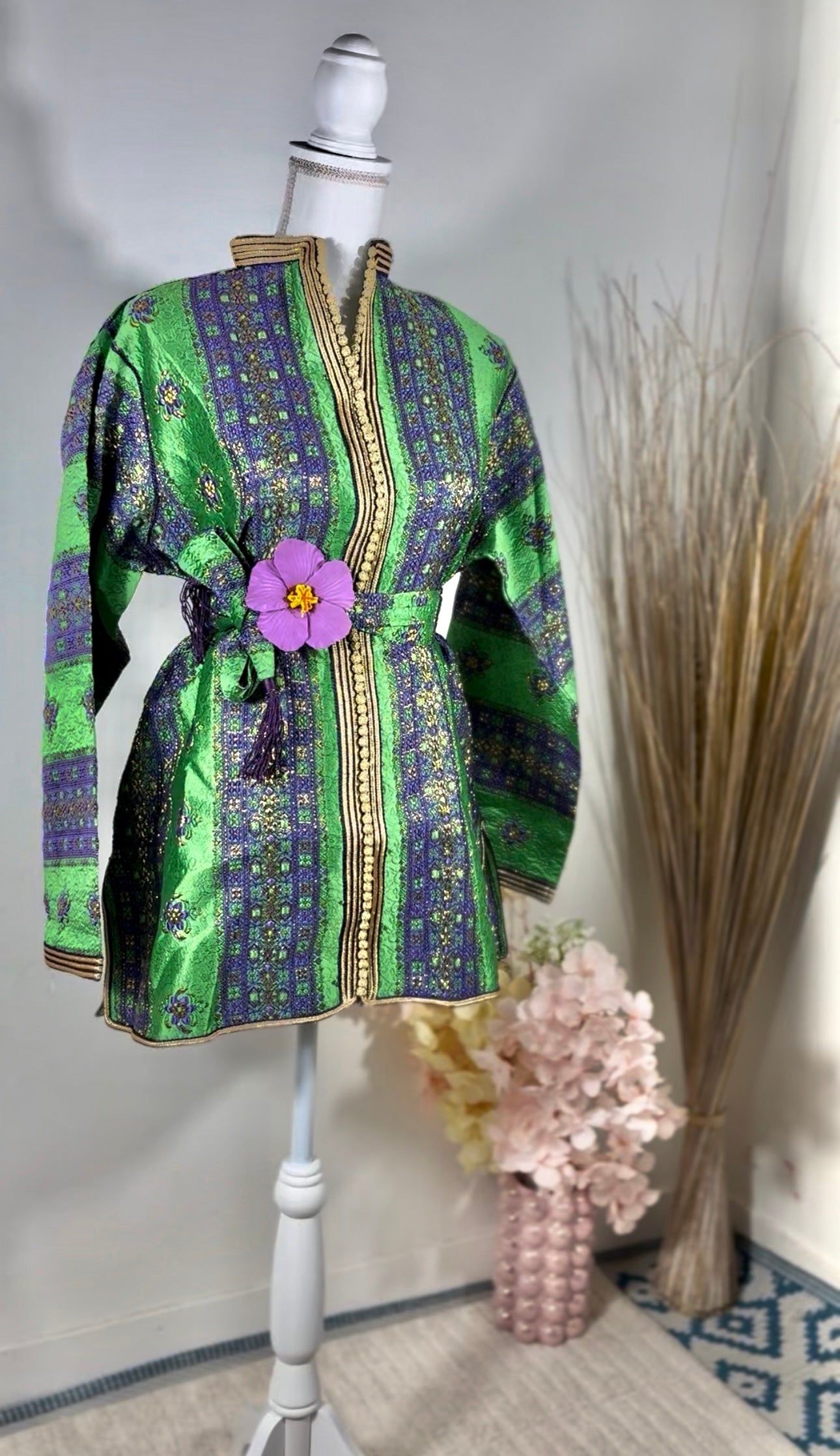 Tunique caftan “Nahla” – Brocart vert émeraude, motifs violet & or