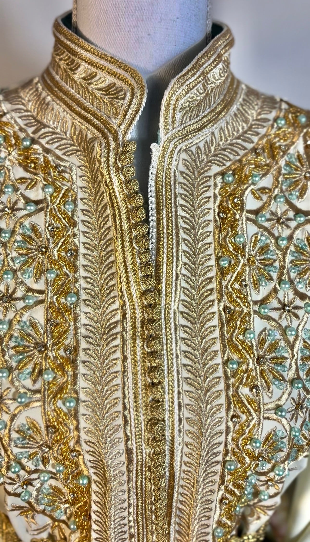 Takchita Ivoire et Or – Broderies Dorées & Perles Turquoise – Luxe Marocain