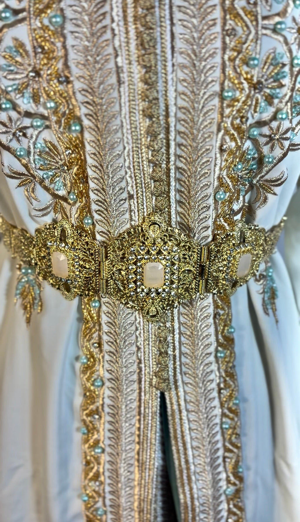 Takchita Ivoire et Or – Broderies Dorées & Perles Turquoise – Luxe Marocain