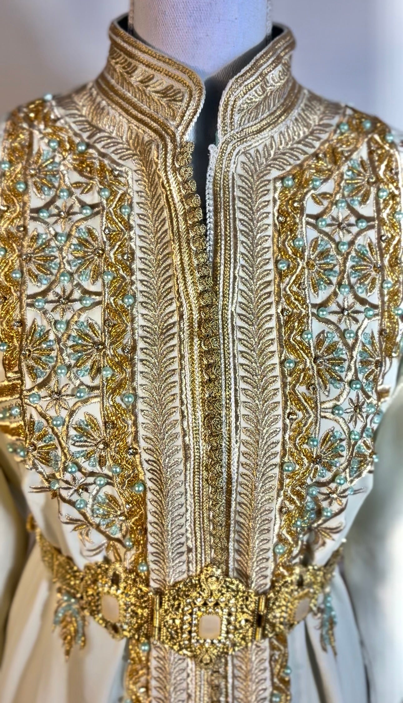 Takchita Ivoire et Or – Broderies Dorées & Perles Turquoise – Luxe Marocain