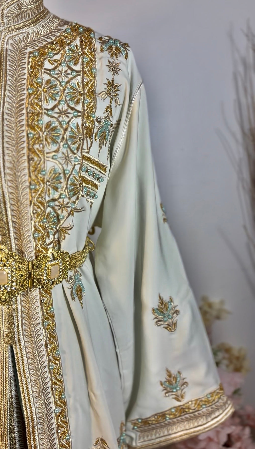 Takchita Ivoire et Or – Broderies Dorées & Perles Turquoise – Luxe Marocain
