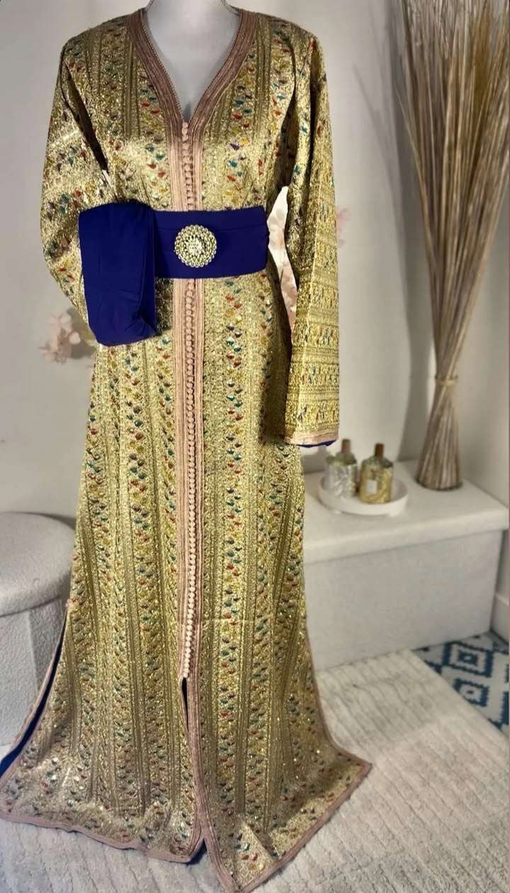 Caftan sari doré « Majesté Andalouse » — Ceinture bijou cobalt