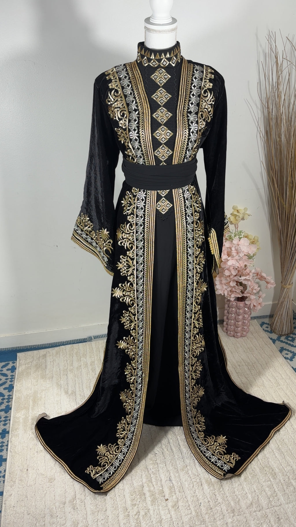 Takchita royal “Malika” – Velours noir, broderies or & argent