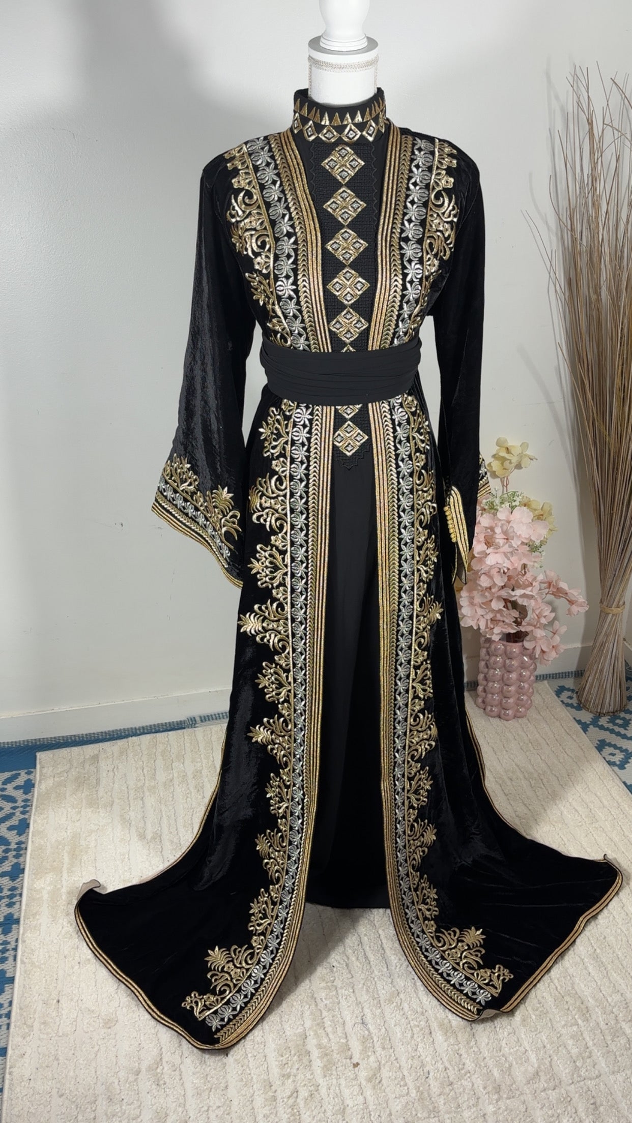 Takchita royal “Malika” – Velours noir, broderies or & argent