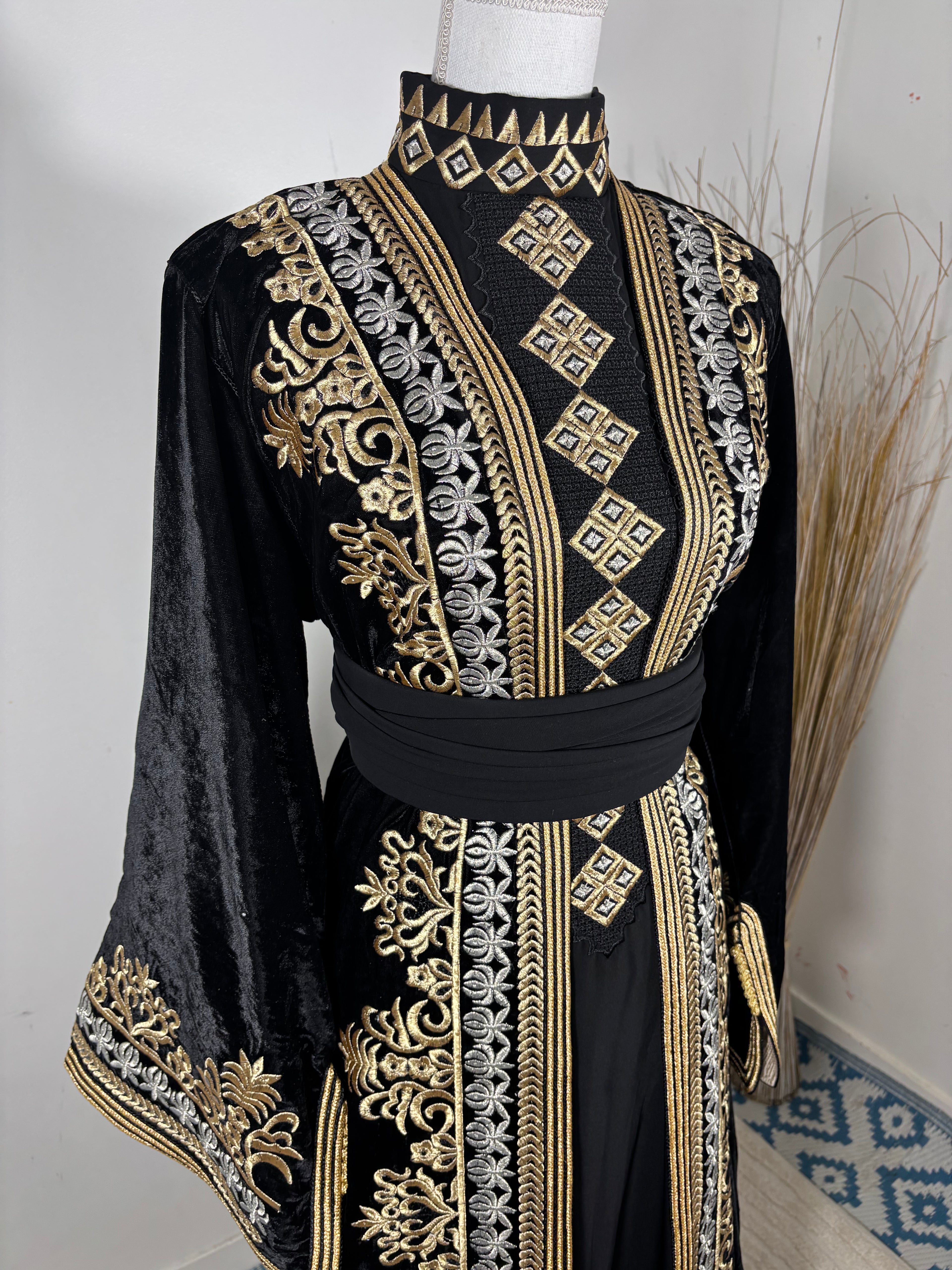 Takchita royal “Malika” – Velours noir, broderies or & argent