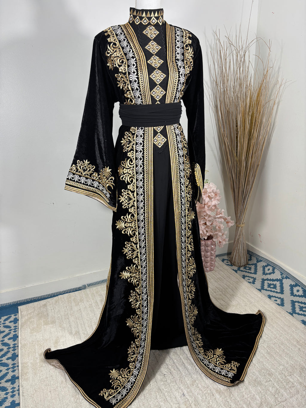 Takchita royal “Malika” – Velours noir, broderies or & argent