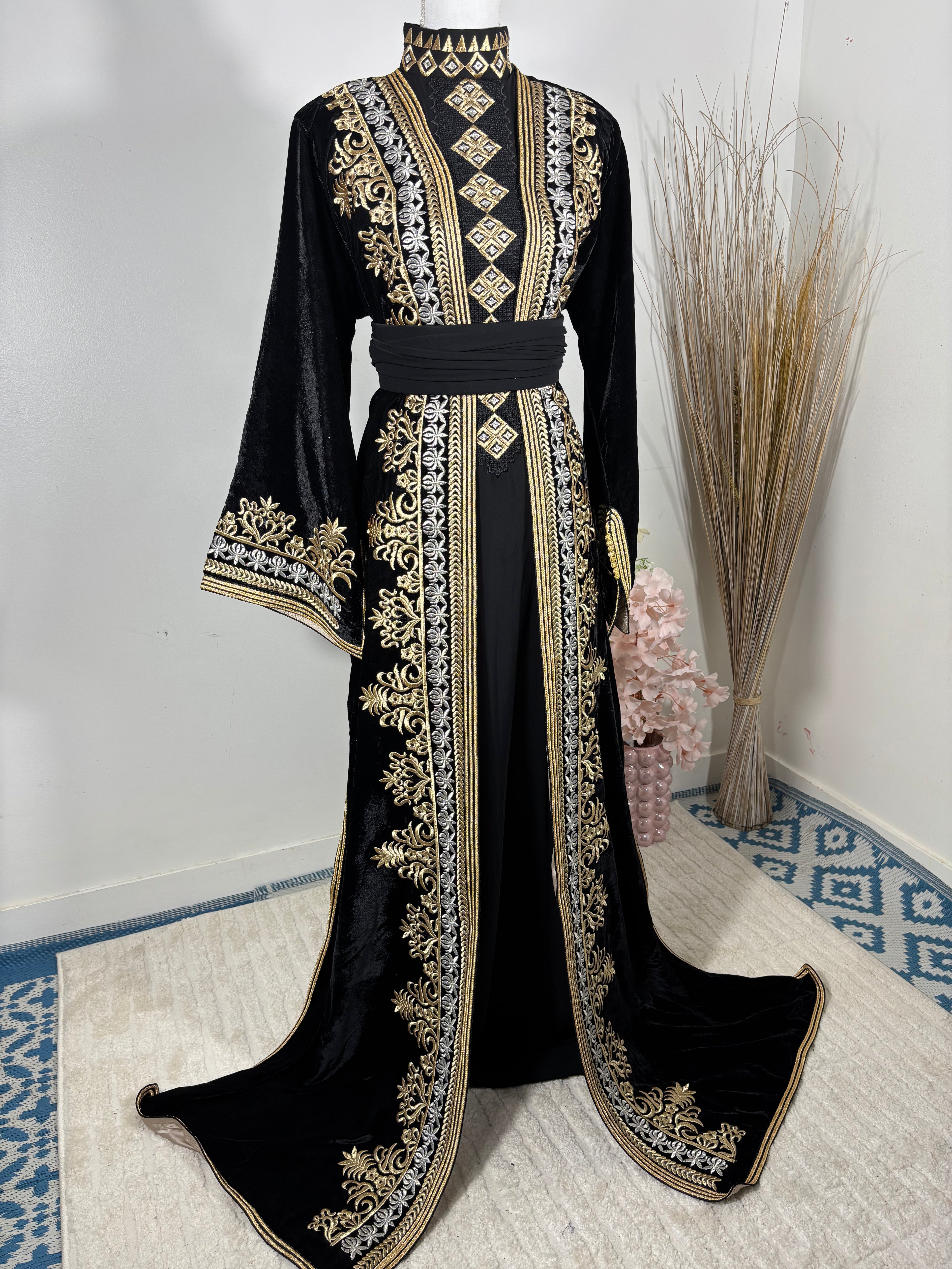 Takchita royal “Malika” – Velours noir, broderies or & argent