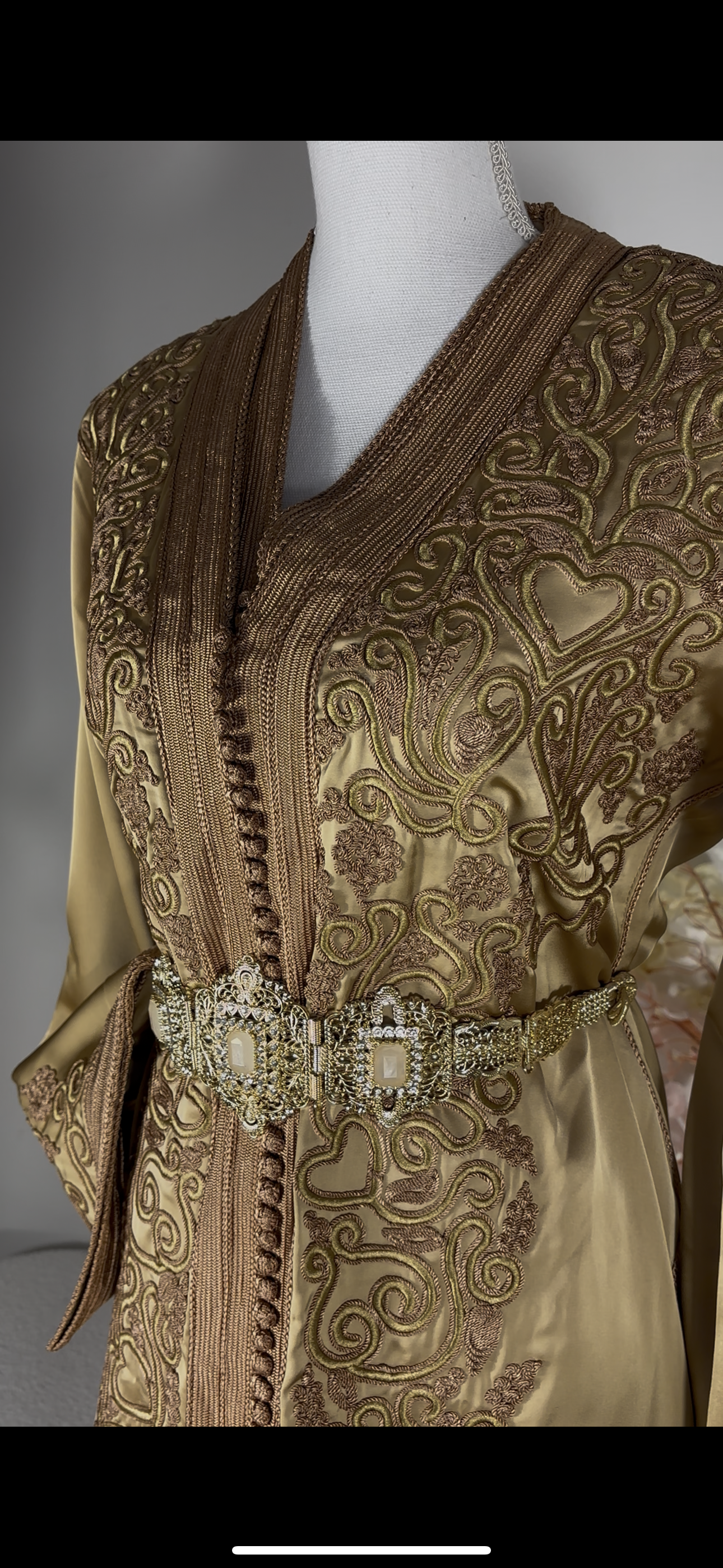 Takchita “Noura” – Or impérial, broderies ton sur ton