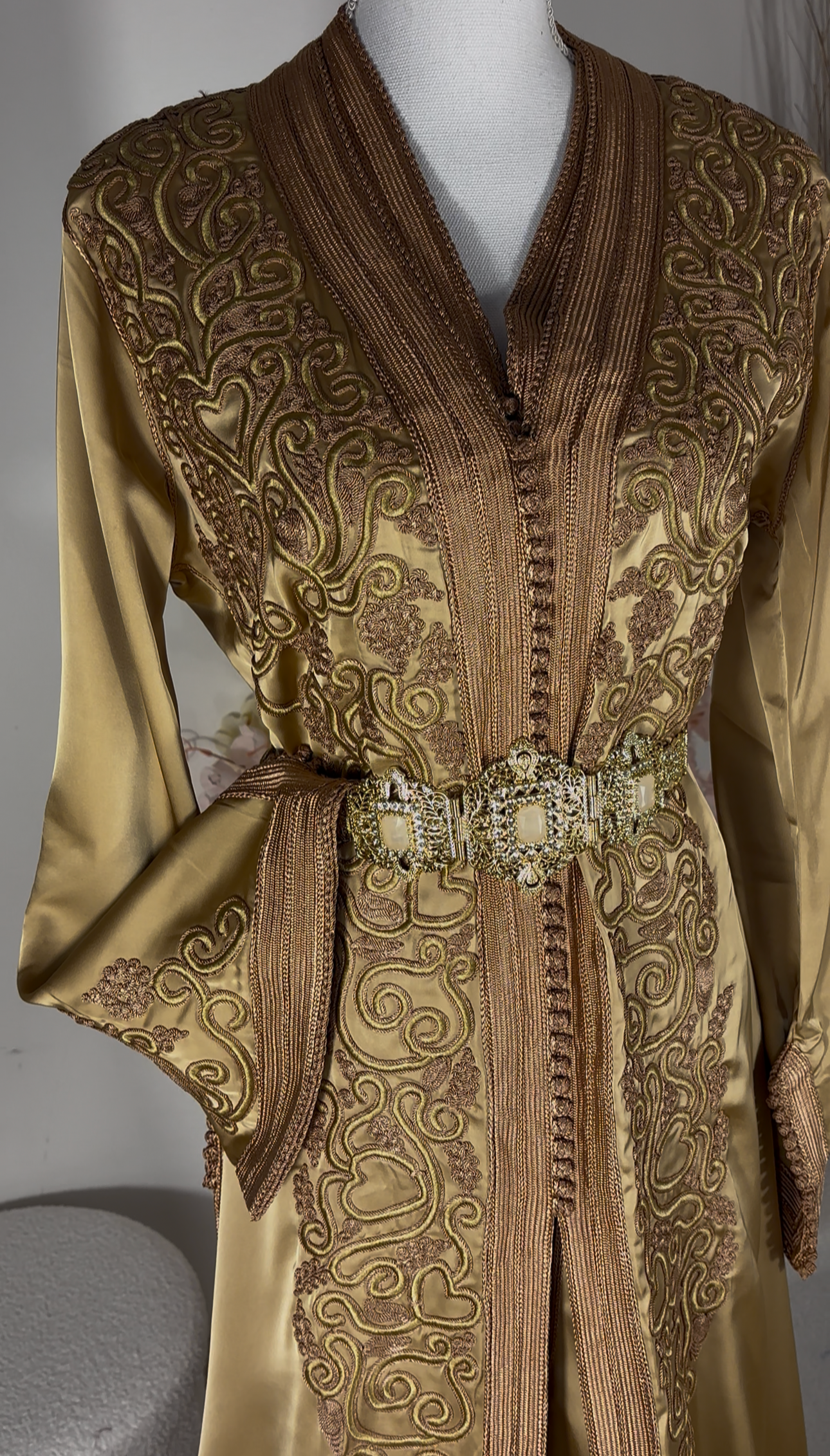 Takchita “Noura” – Or impérial, broderies ton sur ton