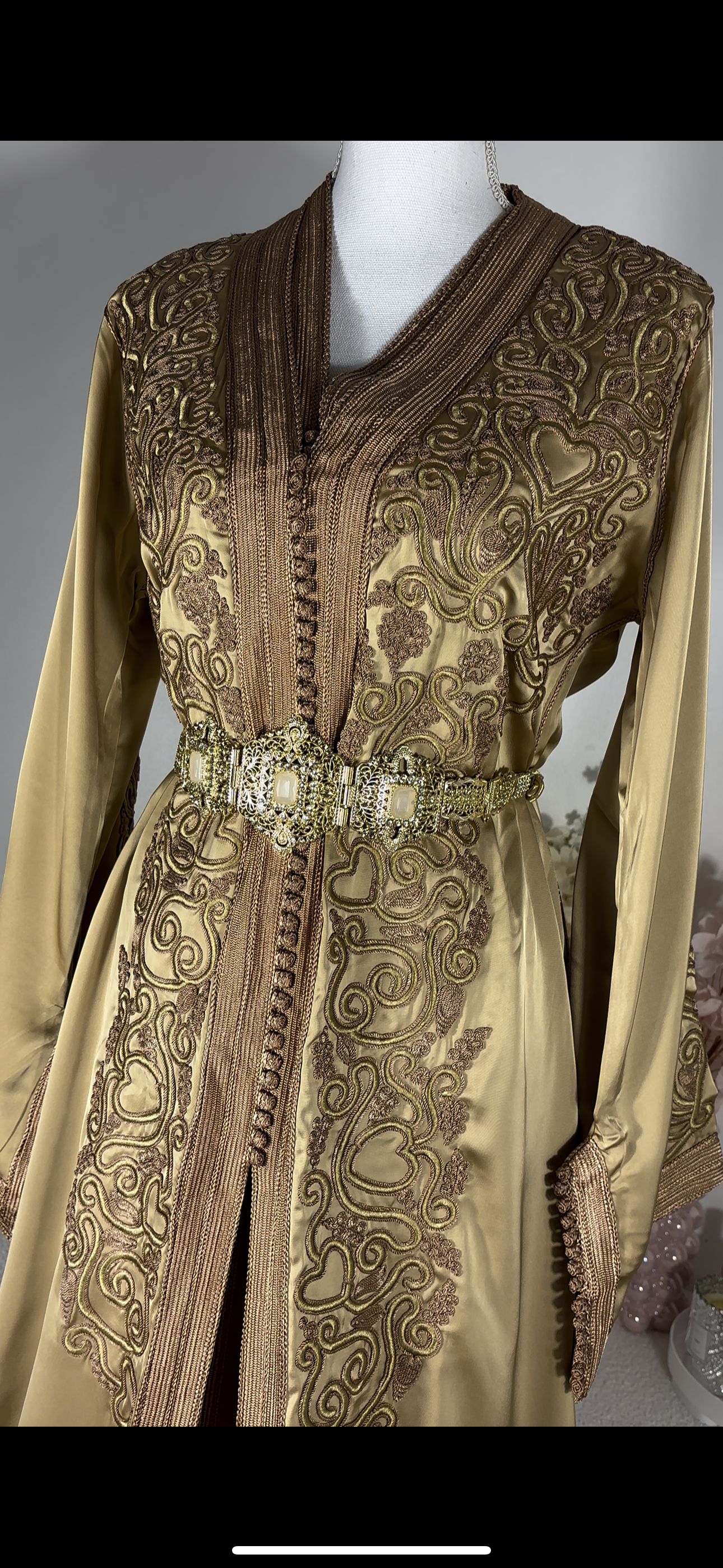 Takchita “Noura” – Or impérial, broderies ton sur ton