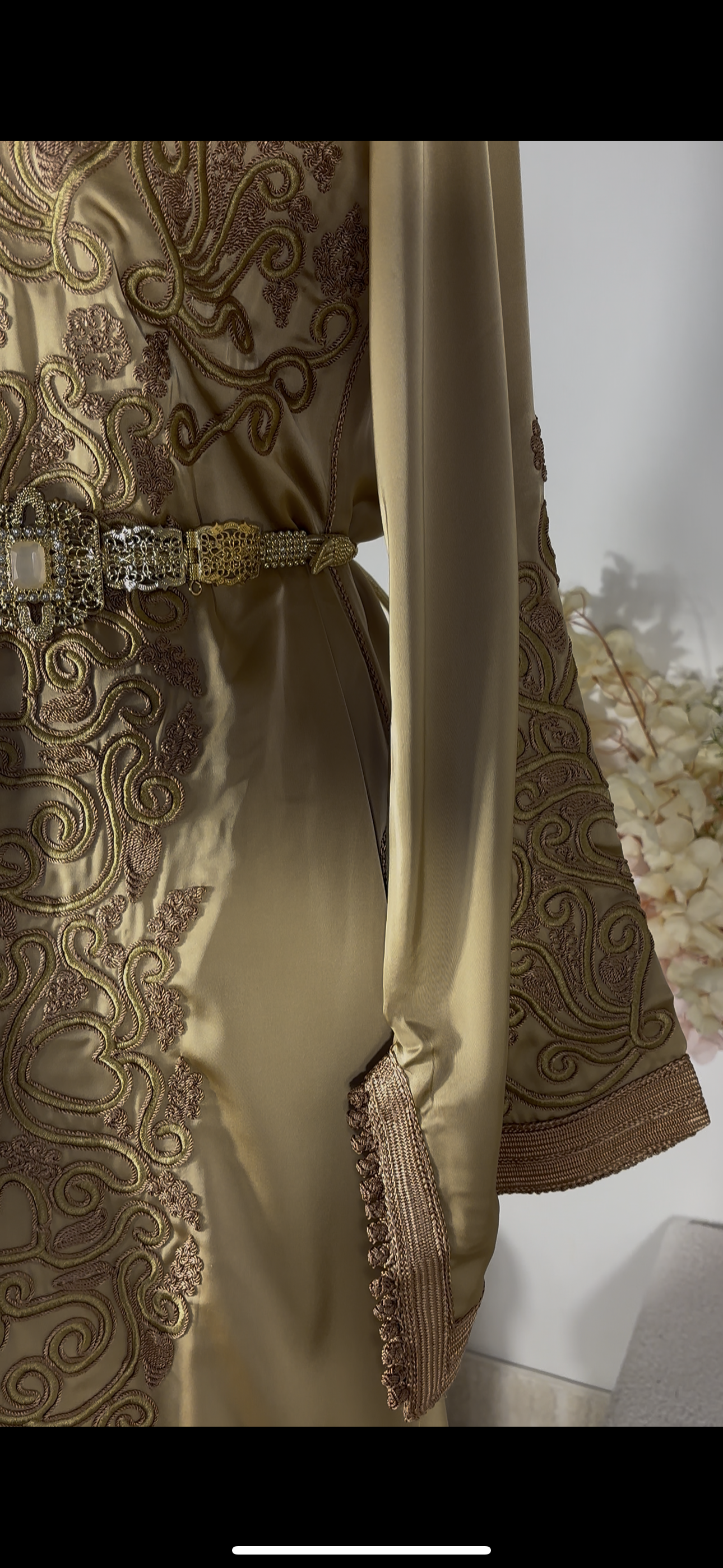 Takchita “Noura” – Or impérial, broderies ton sur ton