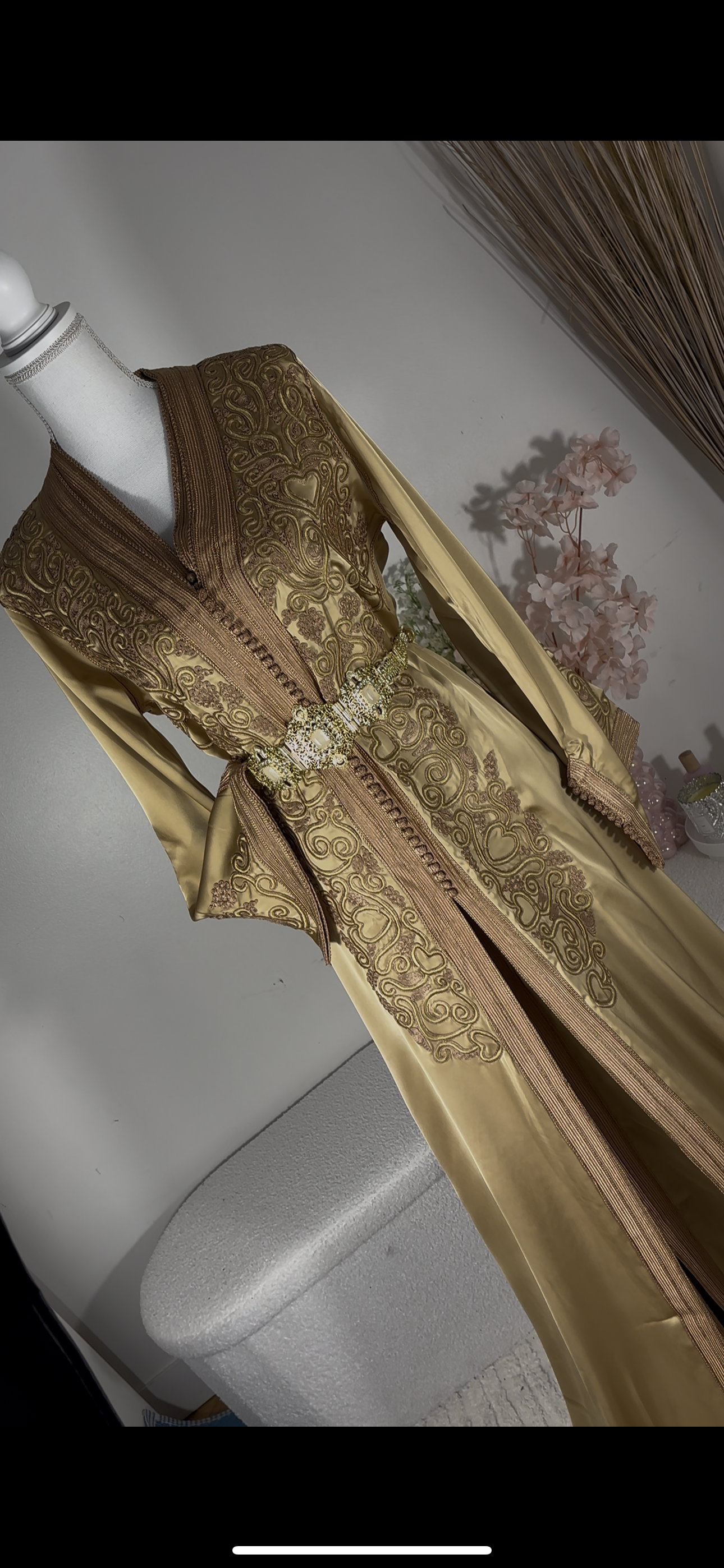 Takchita “Noura” – Or impérial, broderies ton sur ton