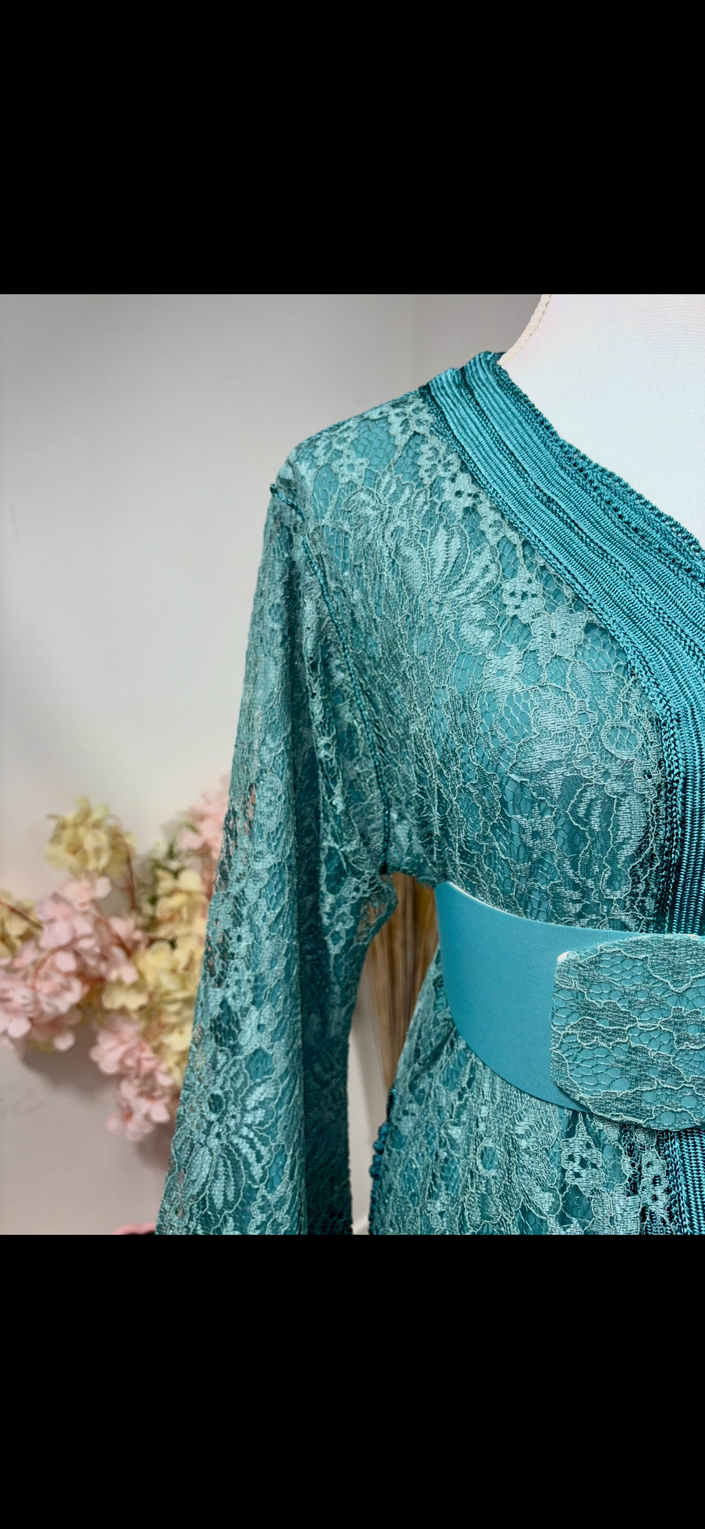 Takchita dentelle Vert Jade « Jade Élixir » — Ceinture rigide ton-sur-ton