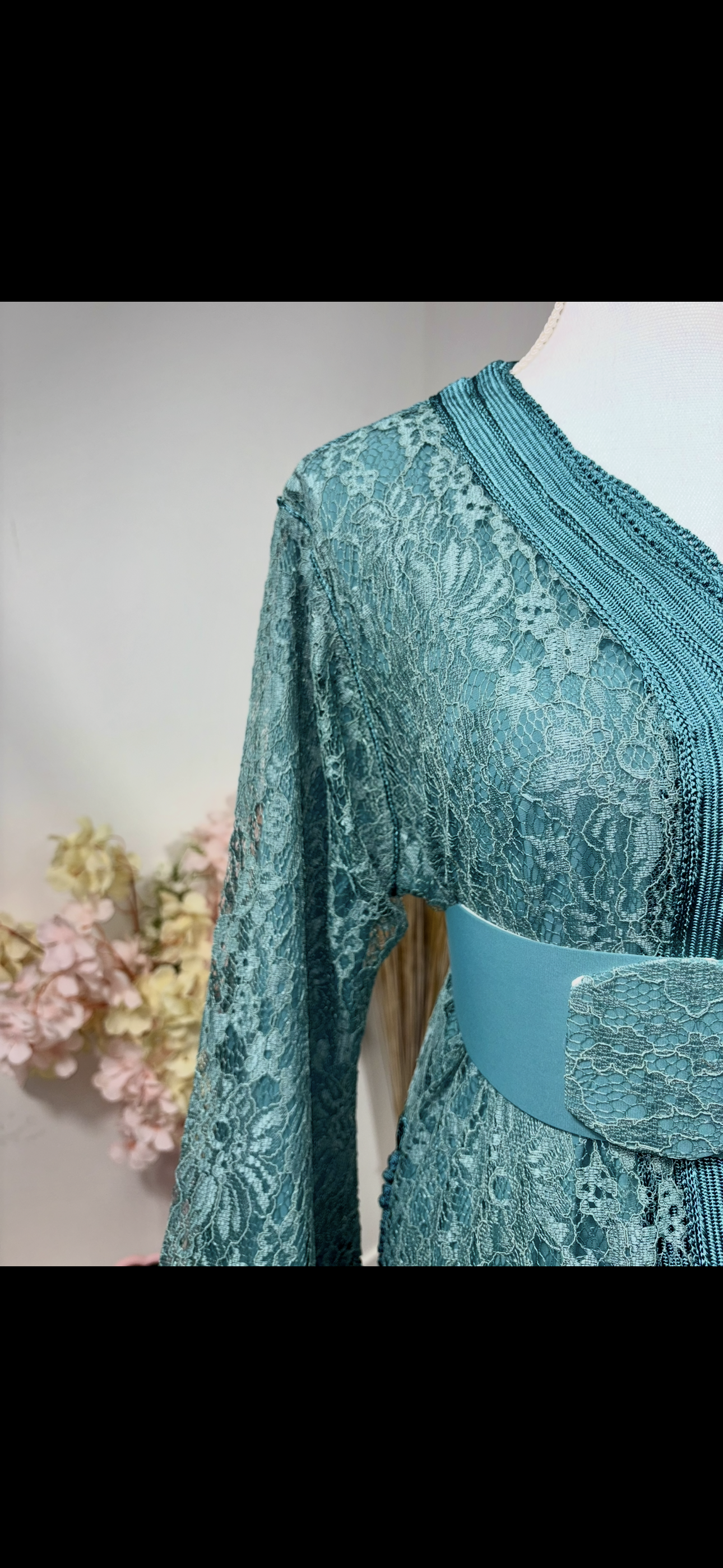 Takchita dentelle Vert Jade « Jade Élixir » — Ceinture rigide ton-sur-ton