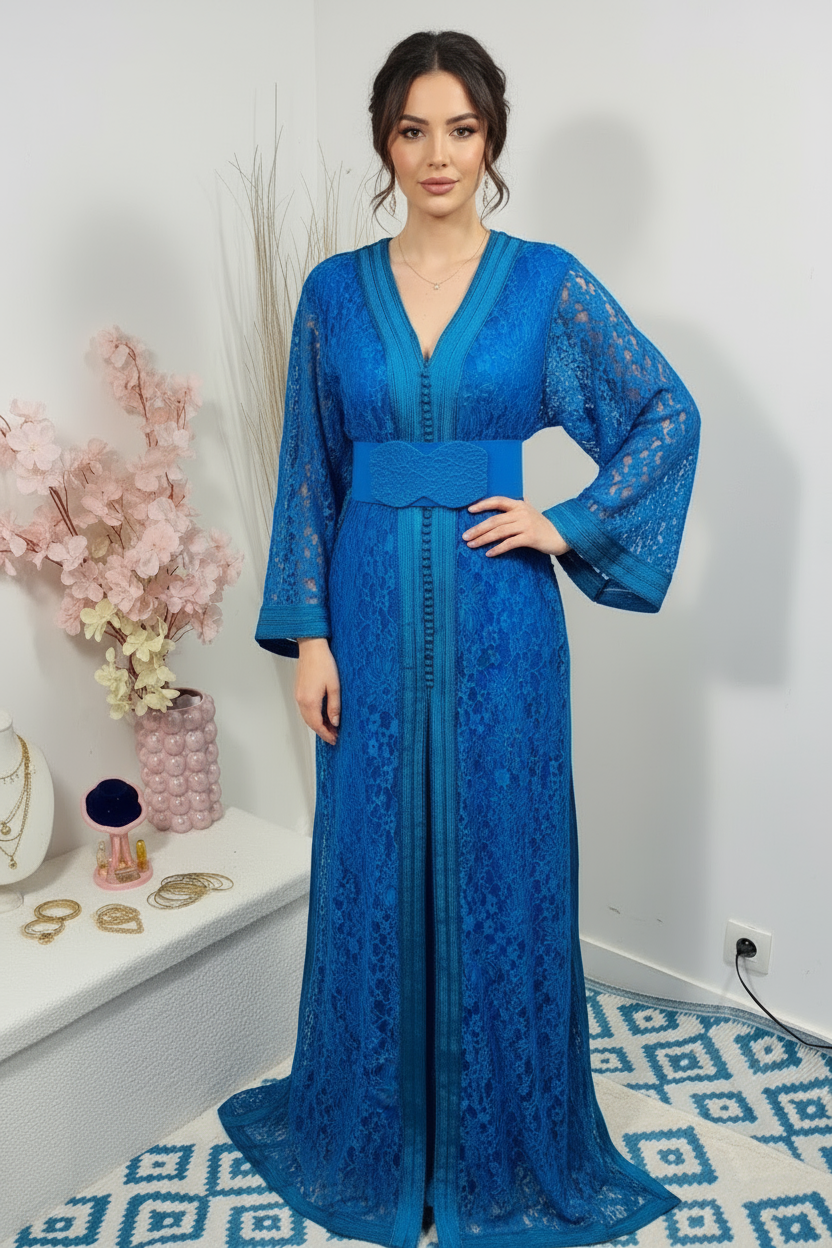 Takchita dentelle Bleu Céruléen « Azur Couture » — Ceinture rigide ton-sur-ton