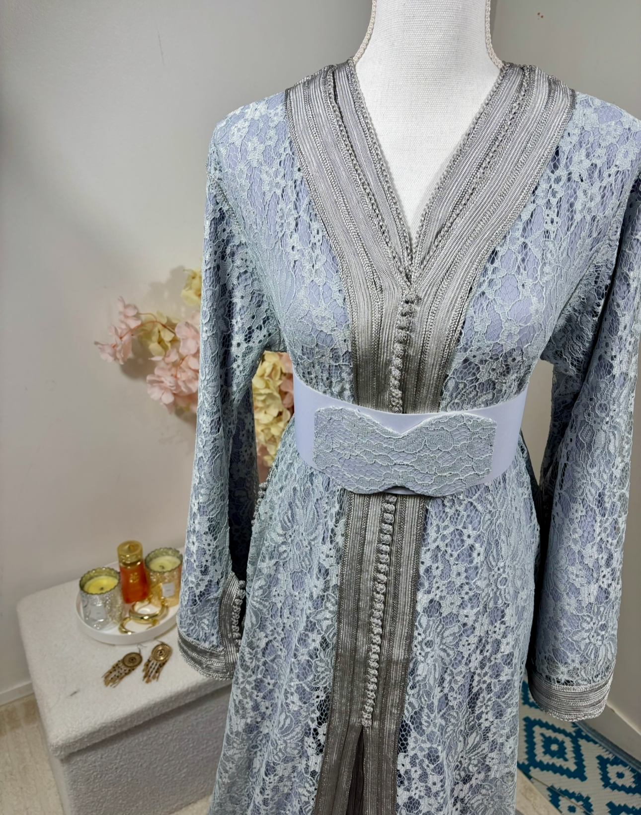 Takchita dentelle Gris « Perle Glacée » — Ceinture rigide ton-sur-ton