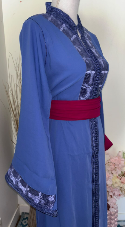 Caftan Bleu Indigo à Plastron Jacquard & Ceinture Fuchsia