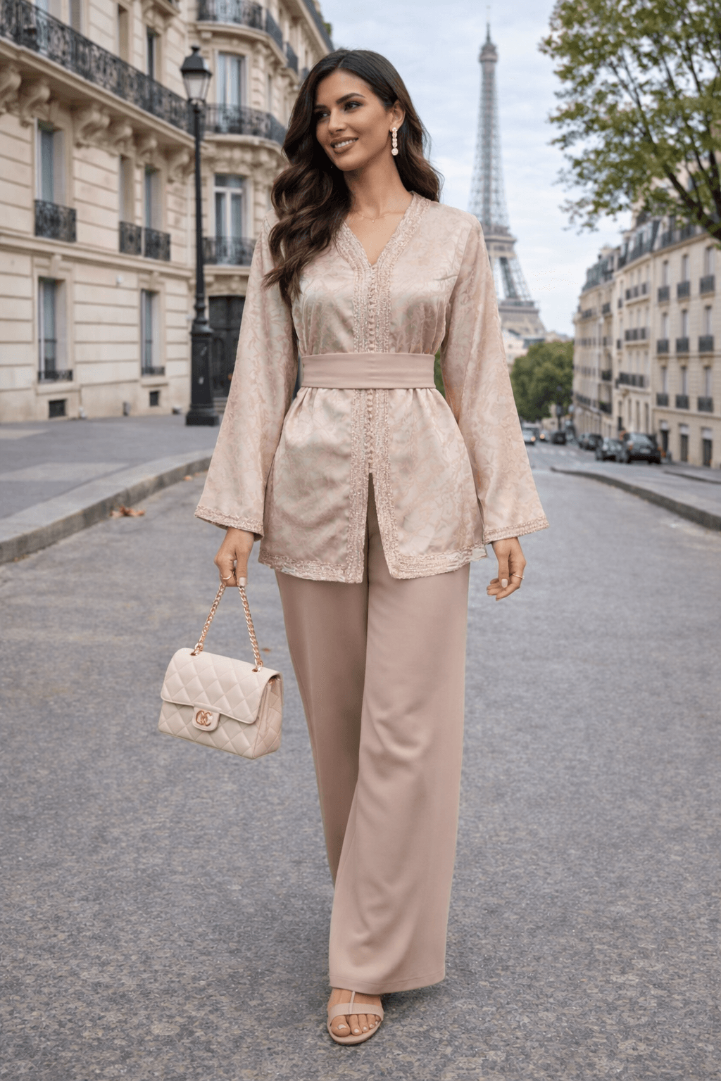 Promenade_parisienne_elegante_sous_la_tour - ZEYNAYA PRESTIGE 