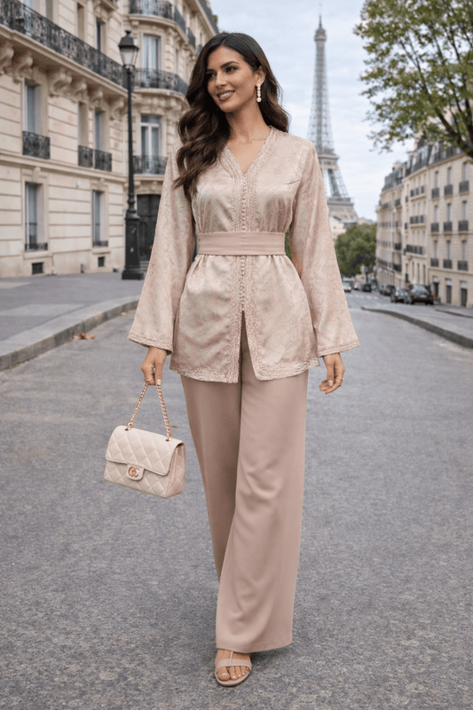 Promenade_parisienne_elegante_sous_la_tour - ZEYNAYA PRESTIGE 