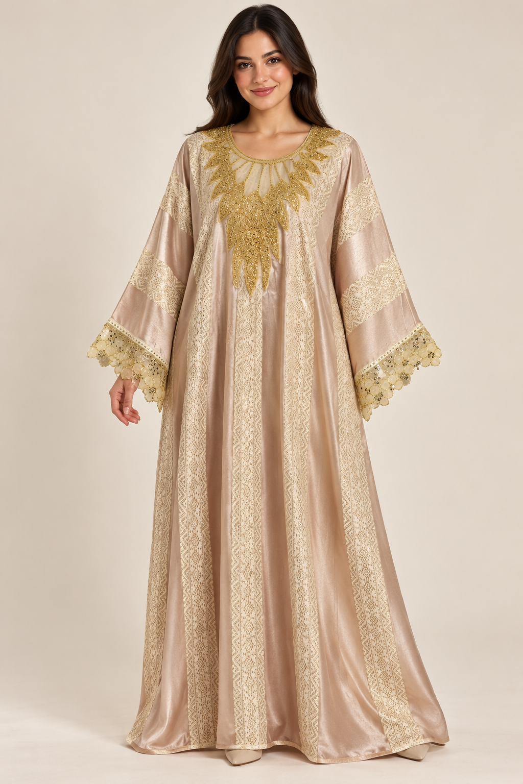 Gandoura Johara rose champagne et dorée portée par une mannequin IA souriante