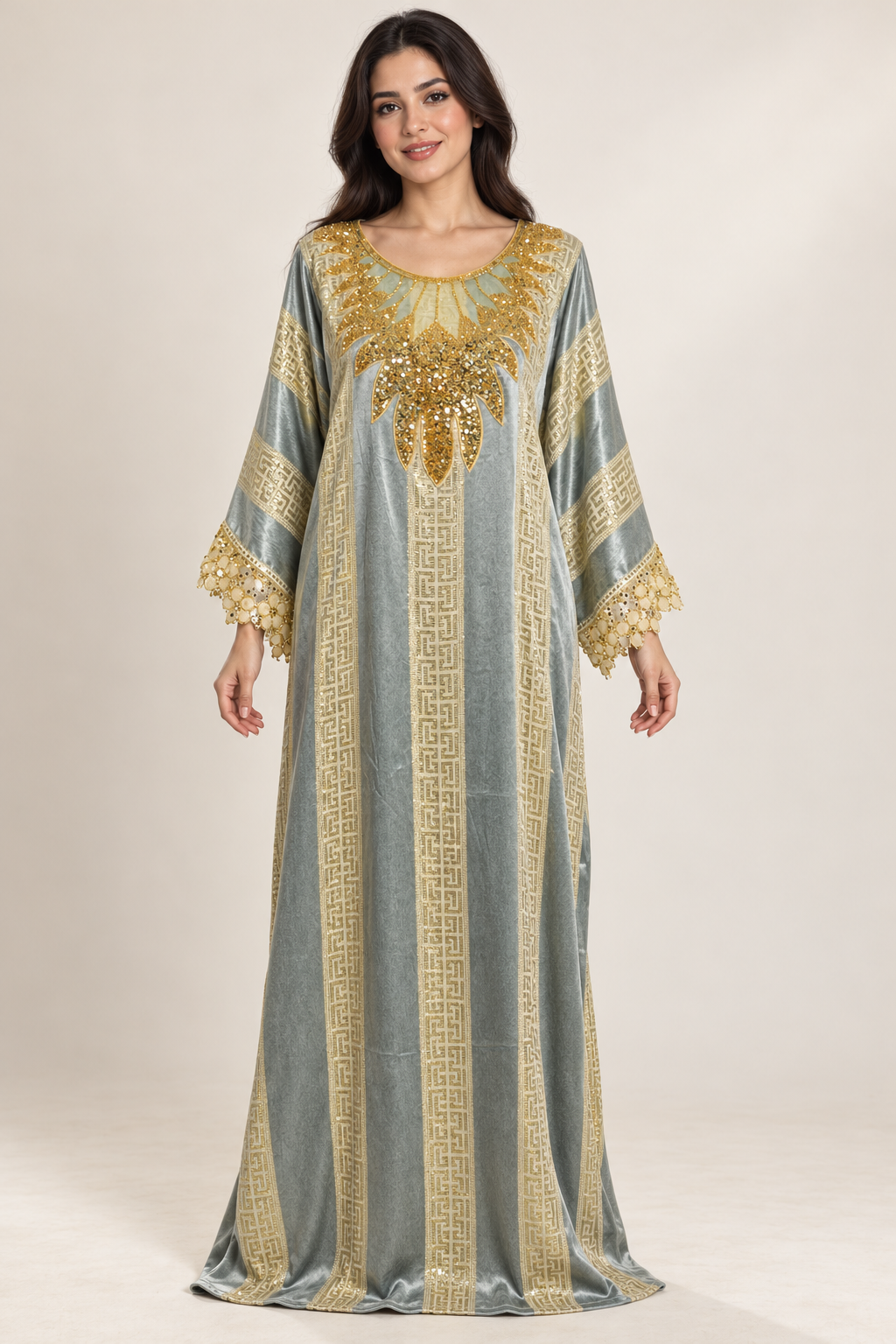 Gandoura Johara bleu grisé et dorée portée par une mannequin IA souriante