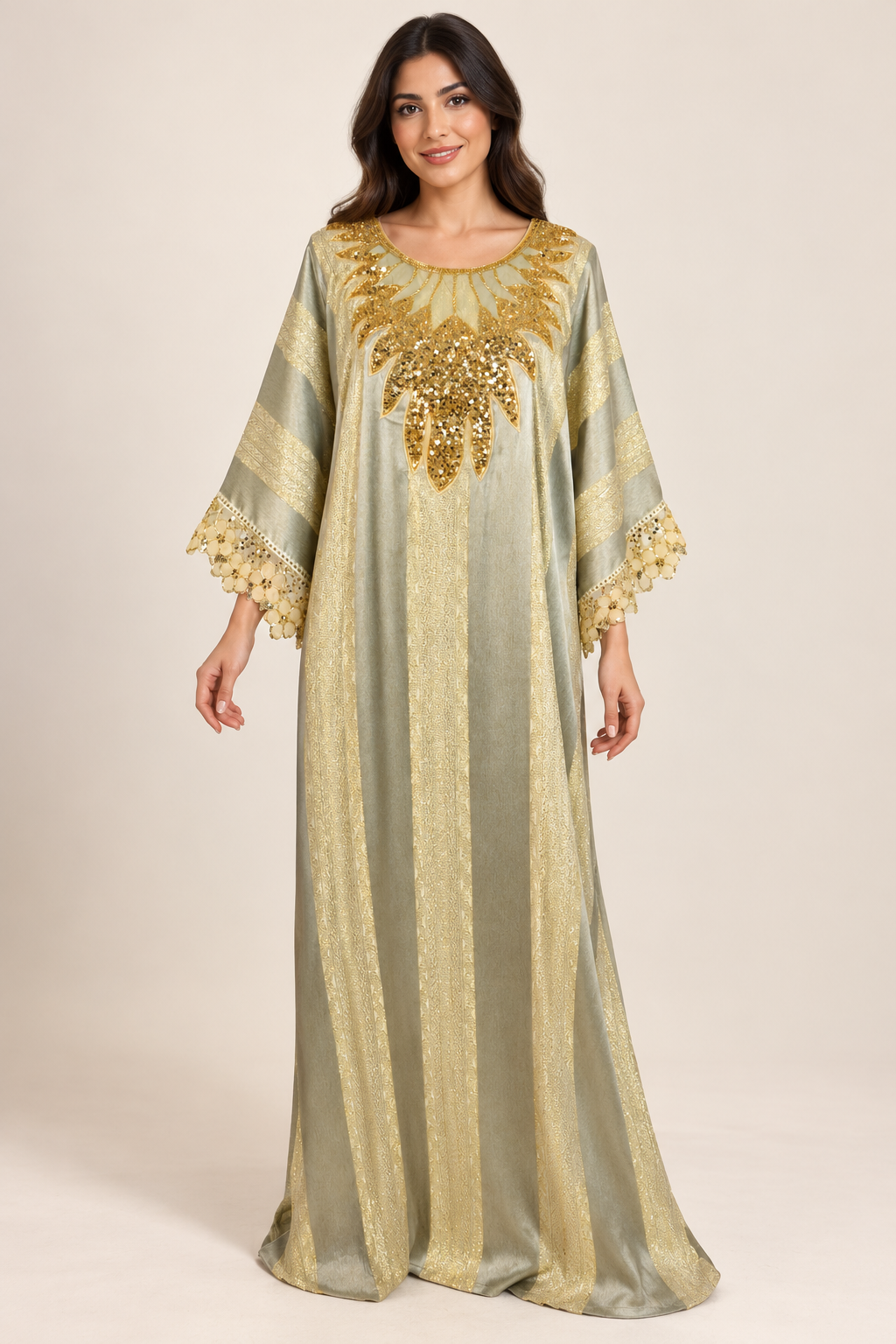 Gandoura Johara kaki clair et dorée portée par une mannequin IA souriante