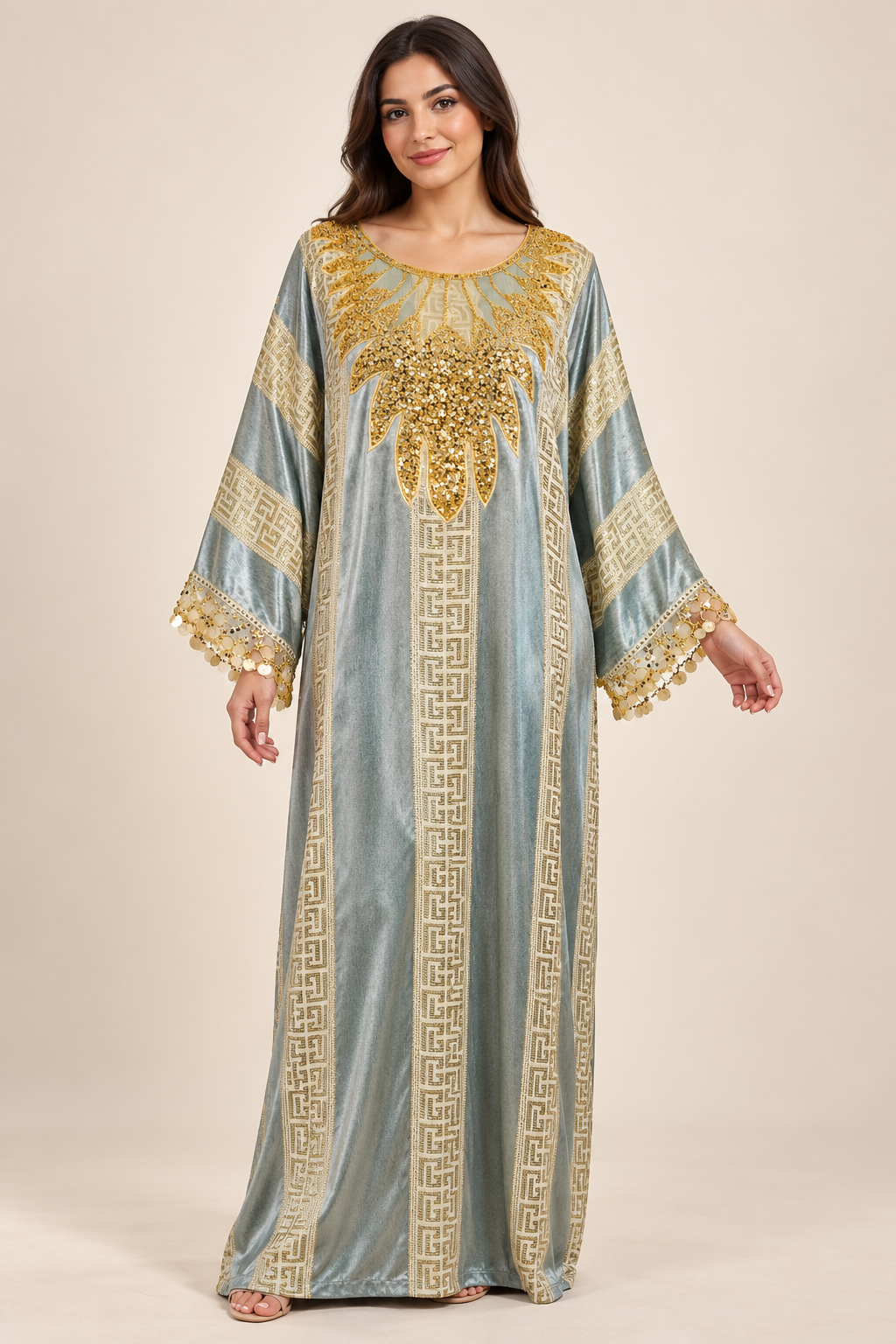 Gandoura Johara bleu azur et dorée portée par une mannequin IA souriante