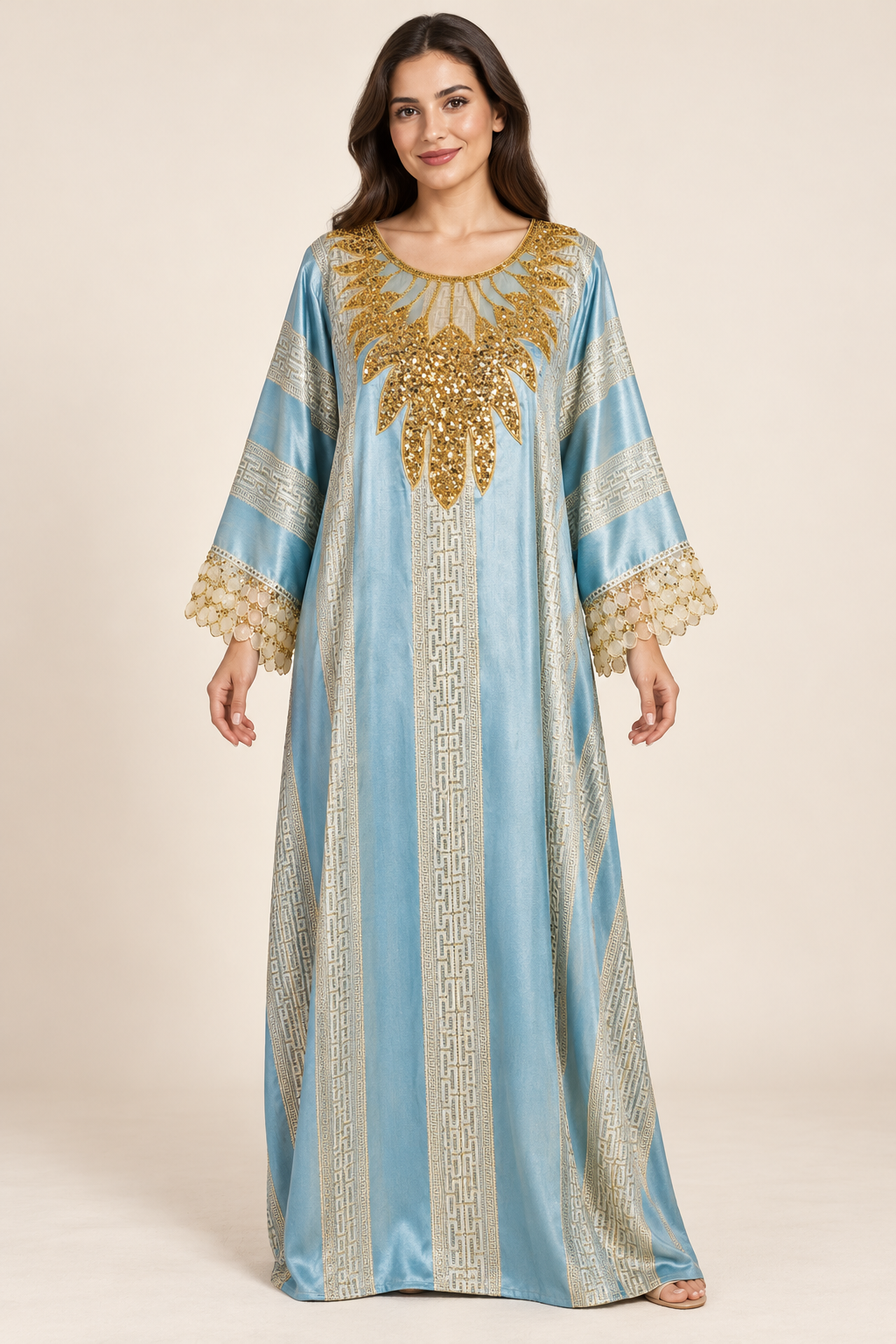 Gandoura Johara bleu clair et dorée portée par une mannequin IA souriante
