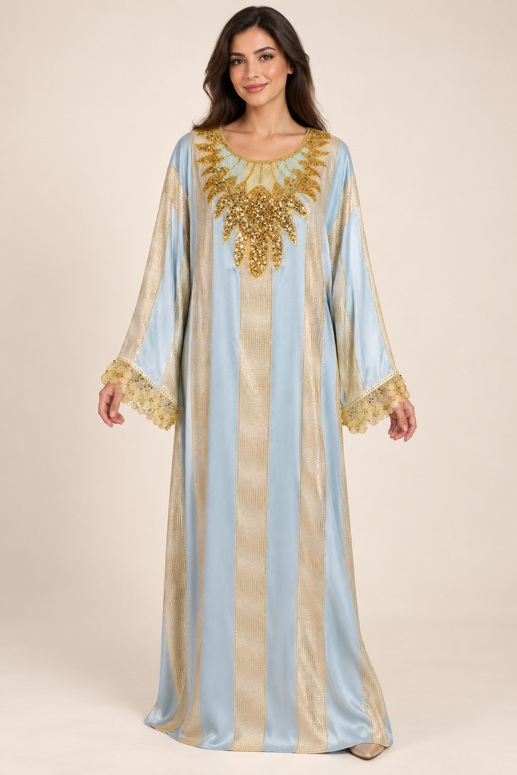 Gandoura Johara bleu pastel et dorée portée par une mannequin IA souriante