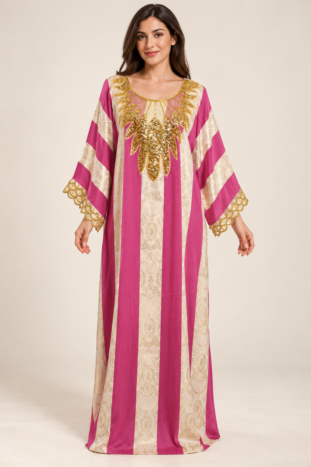 Gandoura Johara fuchsia et dorée portée par une mannequin IA souriante