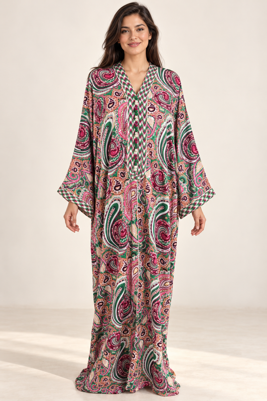 Gandoura Naïla framboise et verte à motifs cachemire portée par une mannequin IA souriante