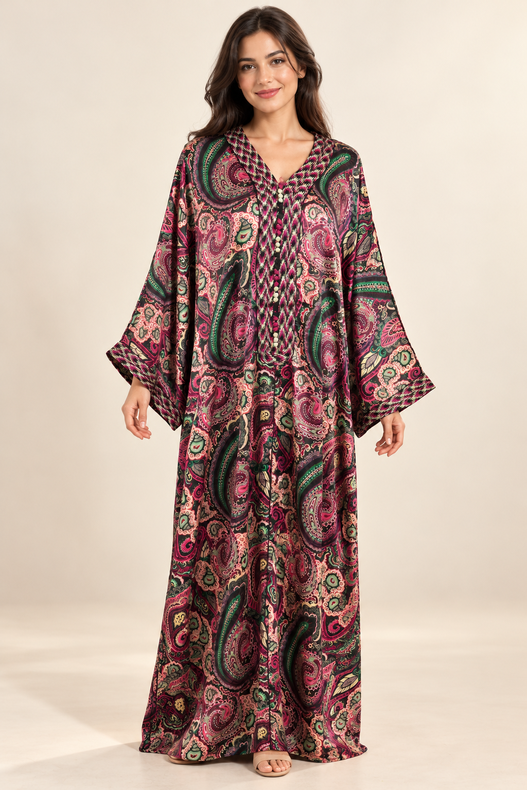 Gandoura Naïla verte et rose à motifs cachemire portée par une mannequin IA souriante