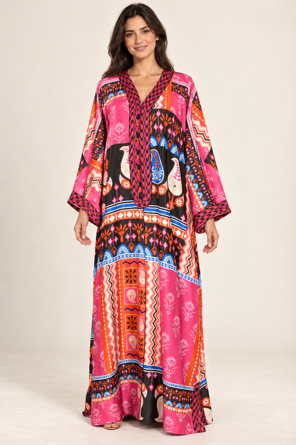 Gandoura Naïla rouge et noire à motifs graphiques portée par une mannequin IA souriante
