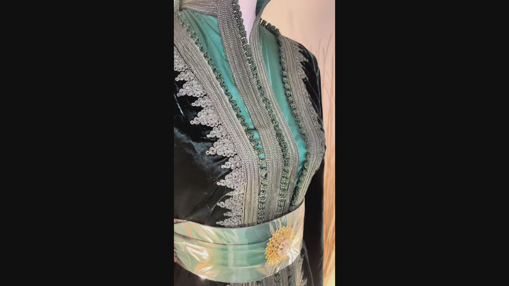 TAKCHITA en Velours – Vert sapin, col montant & ceinture broche