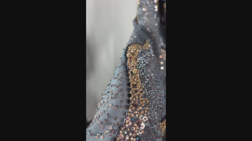 Caftan Gris Argent Luxe – Broderies Dorées et Sequins Brillants