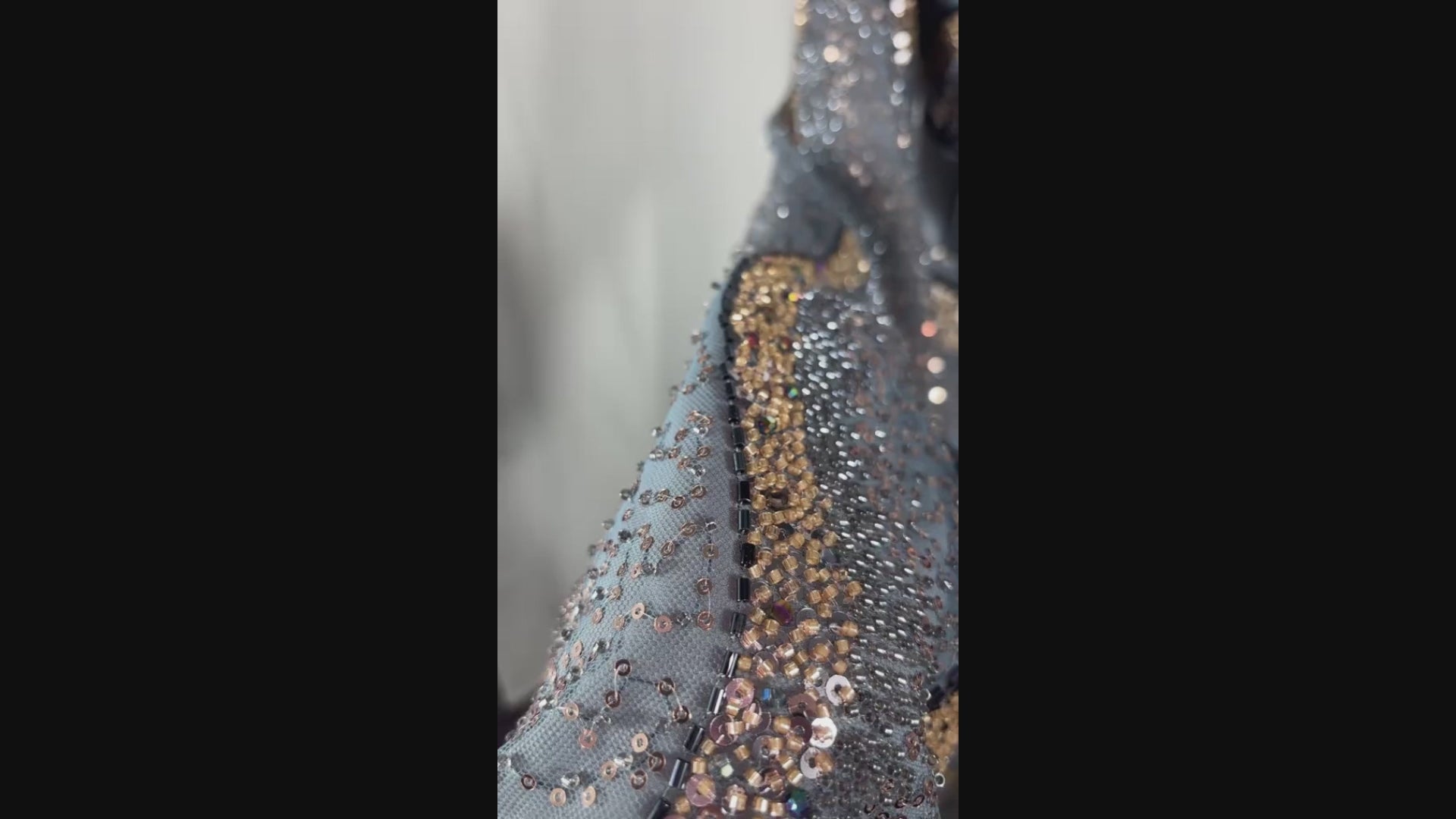 Caftan Gris Argent Luxe – Broderies Dorées et Sequins Brillants