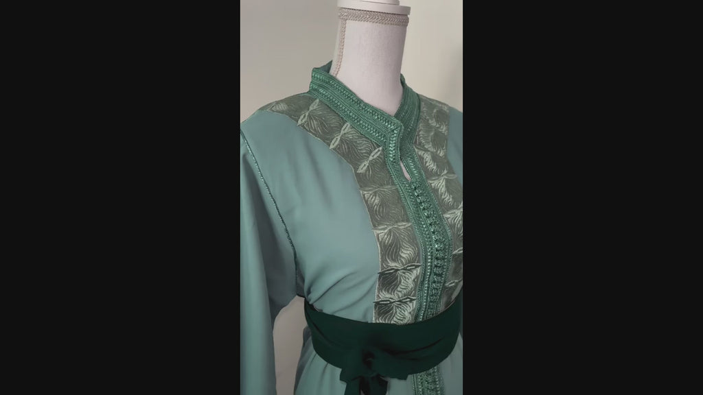 Caftan vert sauge brodé avec ceinture – Zeynaya Prestige