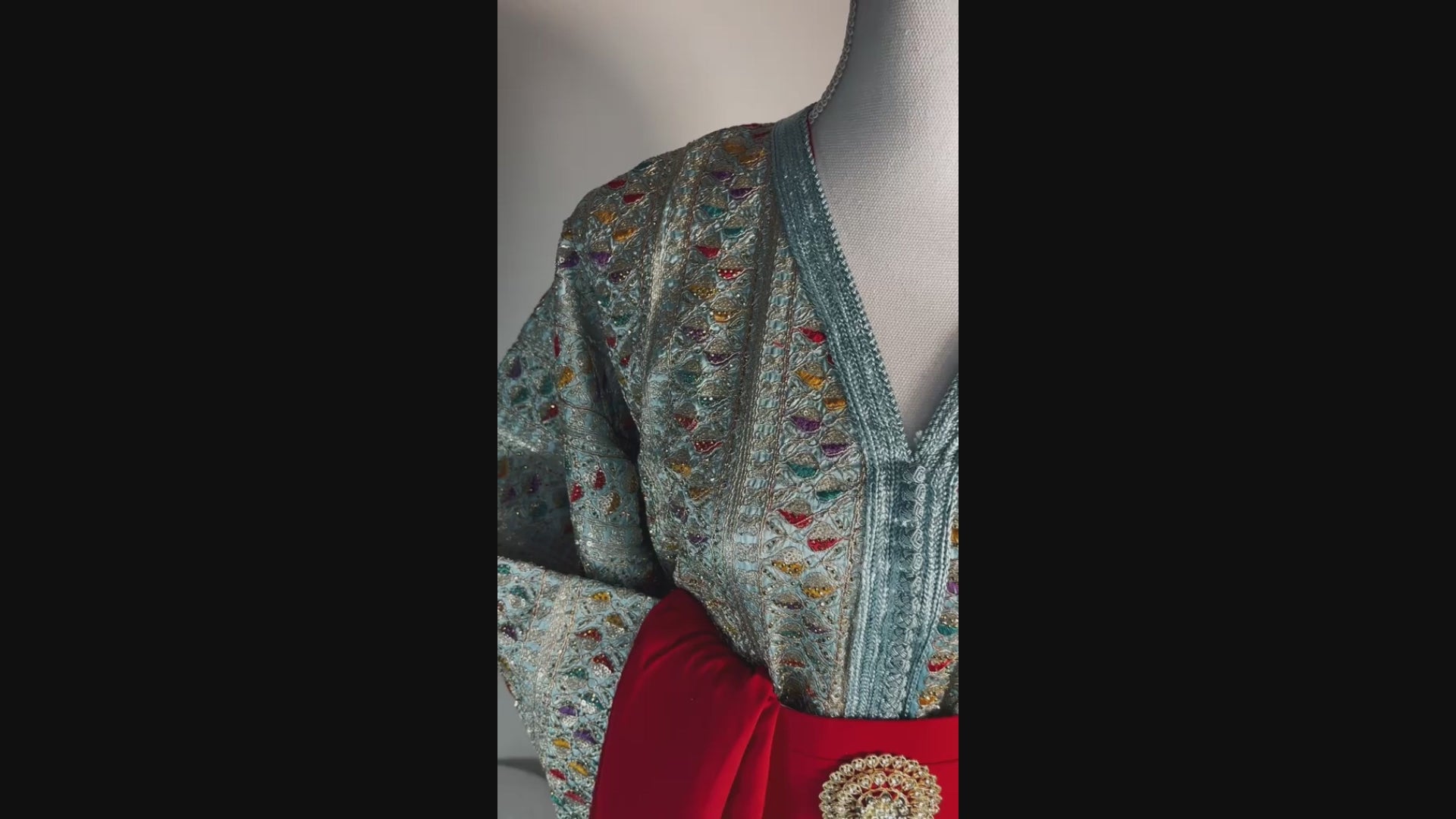 Caftan Sari bleu ciel – ceinture rouge & médaillon doré